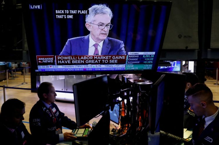 제롬 파월 연방준비제도(Fed) 의장의 기자회견을 중계 중인 미국 뉴욕증권거래소(NYSE) 모니터.  로이터·연합뉴스