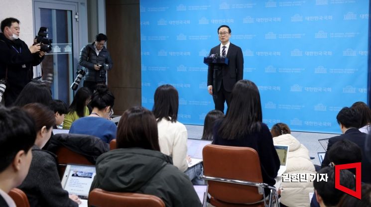 홍영표 더불어민주당 의원이 6일 국회 소통관에서 탈당 기자회견을 하고 있다. 사진=김현민 기자 kimhyun81@