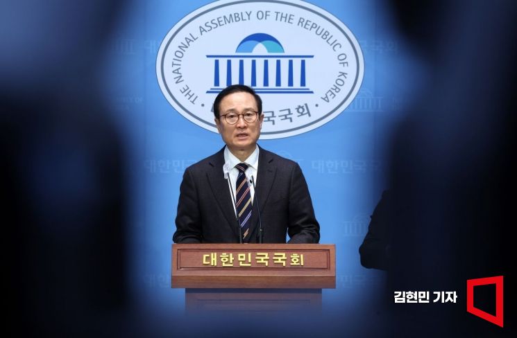 홍영표 더불어민주당 의원이 6일 국회 소통관에서 탈당 기자회견을 하고 있다. 사진=김현민 기자 kimhyun81@