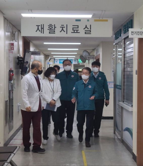 6일 오전 이정식 고용노동부 장관이 대전 대덕구 근로복지공단 대전병원을 찾아 병원 관계자들과 시설 점검을 하며 의료진 애로사항을 듣고 있다.