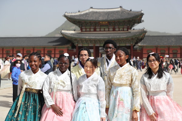 수학여행으로 한국을 찾은 미국 데모크라시 프렙 학교 학생들이 한복을 입고 경복궁에서 사진을 찍고 있다. [사진제공 = 한국관광공사]