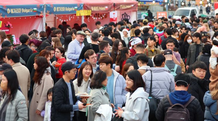 국내 한 지방자치단체의 행사에서 내외국인들 함께 어울리고 있다. [사진=연합뉴스]
