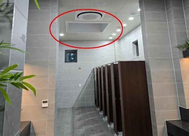 포천화고속도로 수동휴게소 화장실 내부. 용변칸 내부를 들여다볼 수 있는 유리가 천장에 달려 있는 것이 보인다. [사진=연합뉴스 독자 제공]