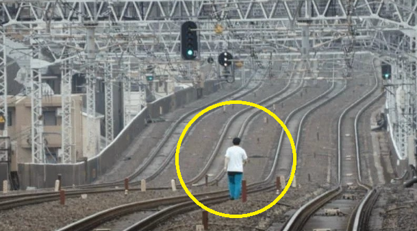 츄오 쾌속선 코엔지역에서 한 남성이 철도 레일을 거슬러 올라가는 모습. [사진=온라인 커뮤니티 갈무리]