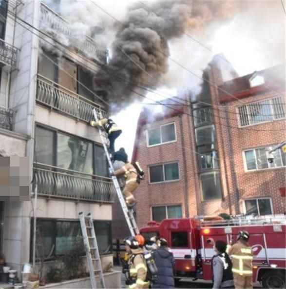 지난 1월 서울 동작구 한 빌라에서 화재가 발생해 소방대원들이 진화 및 인명 구조작업을 벌이고 있다.[사진제공=동작소방서]