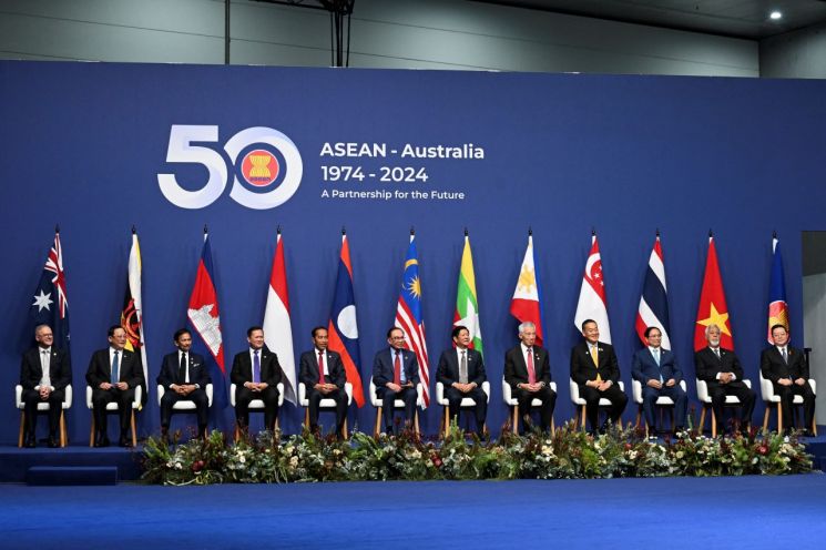앤서니 앨버니지 호주 총리(맨 왼쪽)와  아세안(ASEAN·동남아국가연합) 회원국 정상들이 5일(현지시간) 호주 멜버른에서 열린 아세안-호주 특별정상회에 참가해 기념 촬영을 하고 있다.[사진=로이터 연합뉴스]
