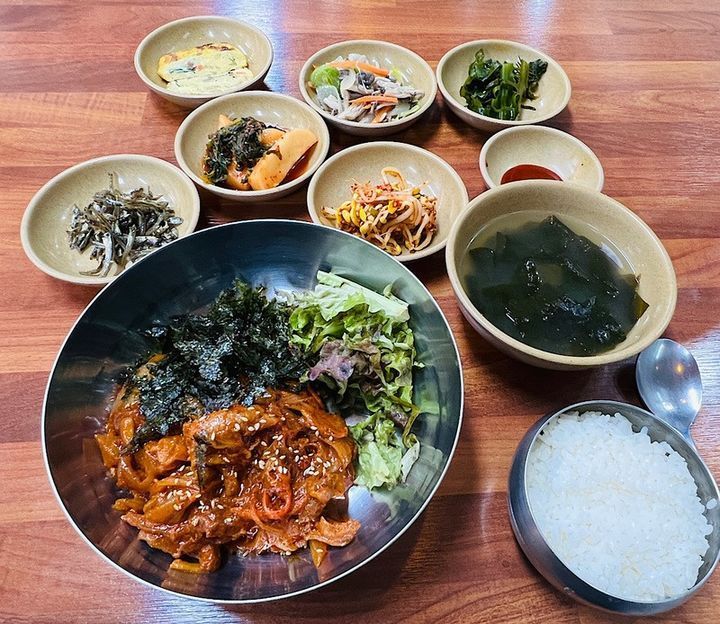 1만3000원짜리 휴게소 제육볶음을 본 또 다른 누리꾼이 자신의 회사 근처 식당에서 판매하는 8000원짜리 제윢볶음 정식 사진을 공개했다. [이미지출처=온라인 커뮤니티 캡처]