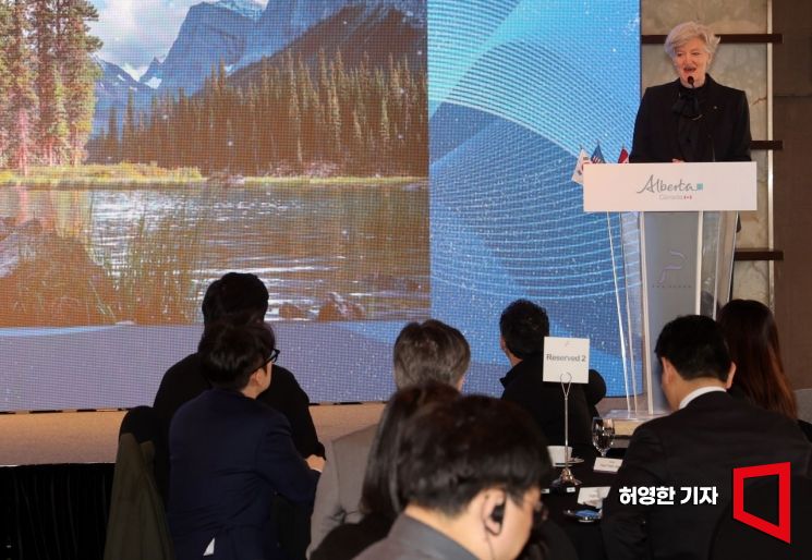 ‘캐나다 알버타주 · 한국 지속가능한 미래를 위한 포럼’ 행사가 7일 서울 프라자호텔에서 열렸다. 타마라 모휘니 주한 캐나다대사가 환영사를 하고 있다. 사진=허영한 기자 younghan@