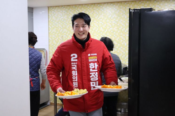 한정민 국민의힘 후보가 경기도 화성시 동탄1동 아파트 경로당에서 점심식사를 준비하고 있다. 한 후보는 "어르신들께서 손자처럼 반갑게 맞이해주셔서 큰 힘이 난다"며 "경로당 점심 제공을 주 7일로 확대하겠다"고 밝혔다.(출처=한정민 후보 페이스북)