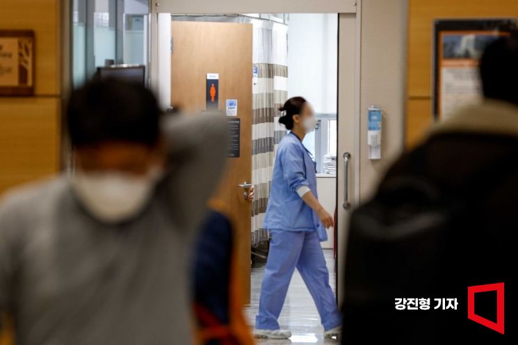 대형병원이 병상 수와 인력을 줄이는 등 축소 운영에 들어간 7일 서울 한 대학병원에서 의료진이 분주하게 움직이고 있다. 사진=강진형 기자aymsdream@
