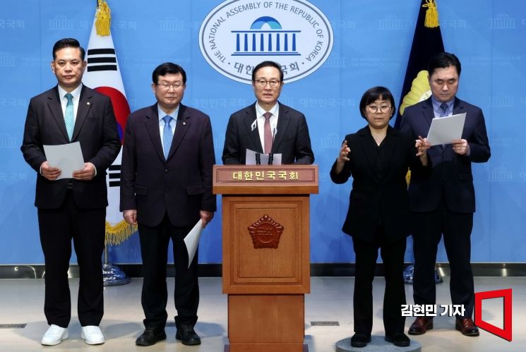 더불어민주당 탈당파인 설훈·홍영표·김종민·박영순 의원이 7일 국회에서 민주연대 결성 기자회견을 하고 있다. 이들은 "새로운미래를 포함해 윤석열 심판, 이재명 방탄 청산을 바라는 모든 분들과 힘을 합치겠다"고 했다. 사진=김현민 기자 kimhyun81@