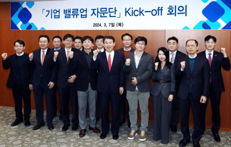 정은보 한국거래소 이사장(앞줄 왼쪽 다섯번째)과 기업 밸류업 자문단이 파이팅을 외치며 기념촬영을 하고있다 [사진제공=한국거래소]