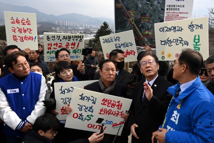 더불어민주당 이재명 대표가 7일 오전 경기 양평군 강상면 병산리 서울·양평고속도로 특혜의혹 현장을 방문, 예정지에 대한 브리핑을 듣고 있다. [이미지출처=연합뉴스]