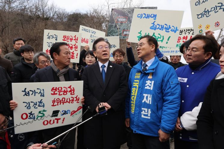 더불어민주당 이재명 대표가 7일 오전 경기 양평군 강상면 인근 서울·양평고속도로 특혜의혹 현장을 방문하며 최재관 여주시양평군 후보와 대화하고 있다. [이미지출처=연합뉴스]