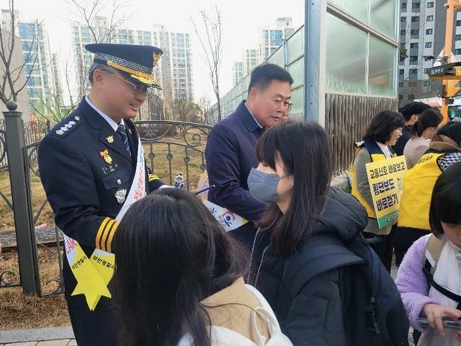 (좌측)강용준 무안경찰서장과 김산 무안군수가 어린이 교통사고 Zore화 교통안전 캠페인을 실시하고 있다. [사진제공=무안경찰서]