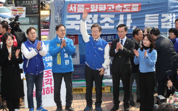 더불어민주당 이재명 대표가 7일 오전 경기도 양평군청 앞에 마련된 서울·양평 고속도로 국정농단 진상규명 촉구 농성장에서 기자회견을 하고 있다. [이미지출처=연합뉴스]