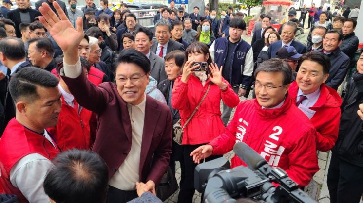 장제원 의원이 7일 부산 사상구 김대식 후보 캠프 개소식에 참석해 인사하고 있다.