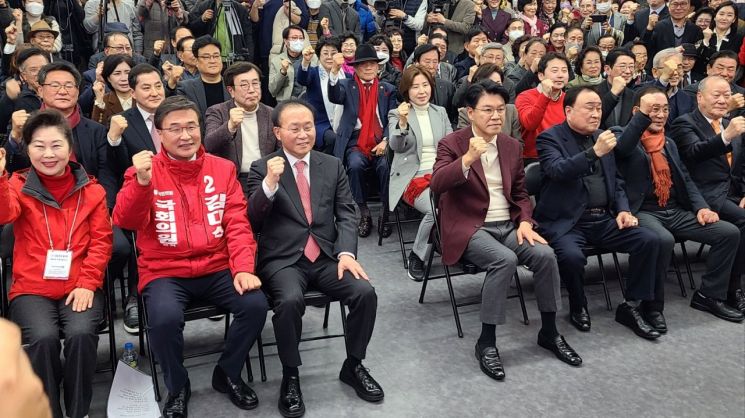 부산 사상구 국민의힘 김대식 후보의 선거사무소 개소식에서 필승 결의를 하고 있다.