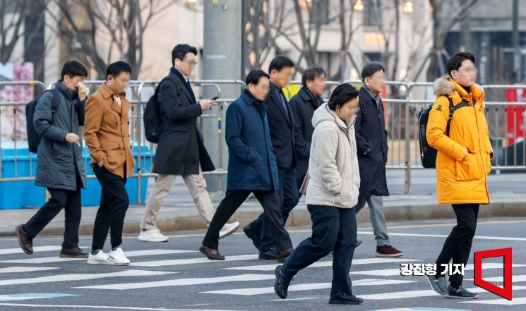 8일 서울 종로구 광화문 네거리에서 직장인들이 출근하는 모습. 사진=강진형 기자aymsdream@