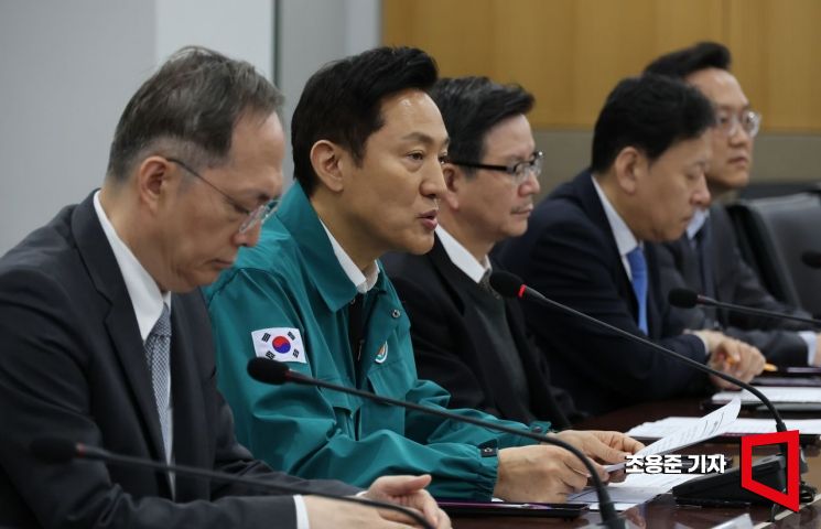 오세훈 서울시장이 8일 서울시청 기획상황실에서 서울지역 주요 병원장들과 간담회를 갖고 의사들의 집단행동에 따른 비상 진료 대책 등을 논의하고 있다. 사진=조용준 기자 jun21@