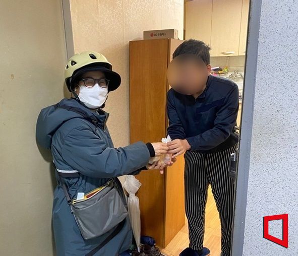 건강음료 배달매니저가 1인 가구를 방문해 음료를 전달하며 안부를 확인하고 있다. 인천 연수구 제공