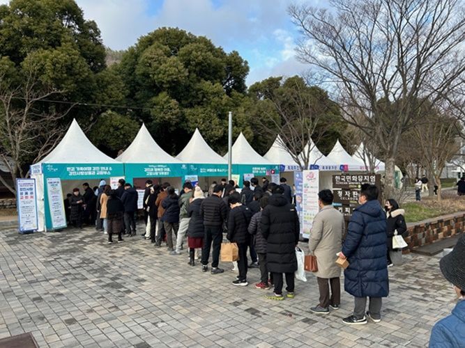 강진청자축제축제장의 방문객들이 강진사랑상품권 수령을 위해 줄을 서고 있다. [사진제공=강진군]