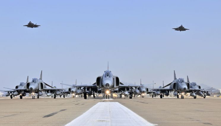 [양낙규의 Defence photo]F-4E 팬텀, 후배 전투기들과 '고별 활주훈련' 
