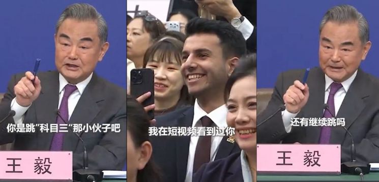 왕이 중국 외교부장(좌, 우)이 7일 중국 베이징 미디어센터에서 열린 기자회견에서 차이나아랍TV 소속 외신 기자(가운데)를 가리키며 웃어보이고 있다. (사진 출처= 중국 바이두)