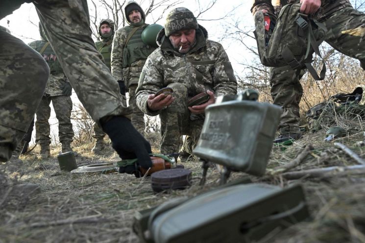 우크라이나 제42기계화여단 병사들이 지난 1월6일(현지시간) 도네츠크 전선에서 지뢰 등 폭발물 사용법을 익히고 있다.[사진출처=AFP연합뉴스]