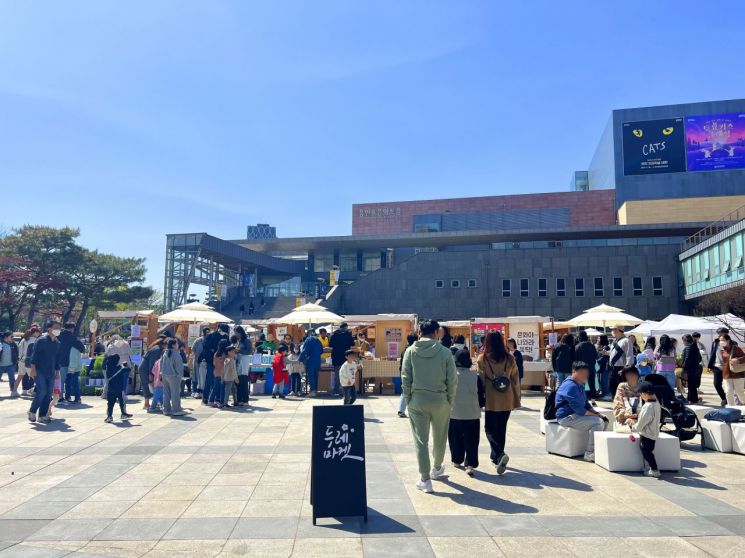 지난해 4월 개최된 용인시의 '두레마켓'. 시는 다음달 20일 기흥역 하부광장 등에서 '두레푸드 페스타'를 개최한다. [사진제공=용인시]