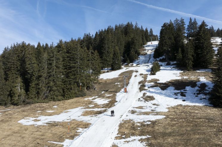 지난달 6일 눈이 거의 녹아버린 스위스의 한 알파인 스키장의 모습.[이미지출처=EPA·연합뉴스]