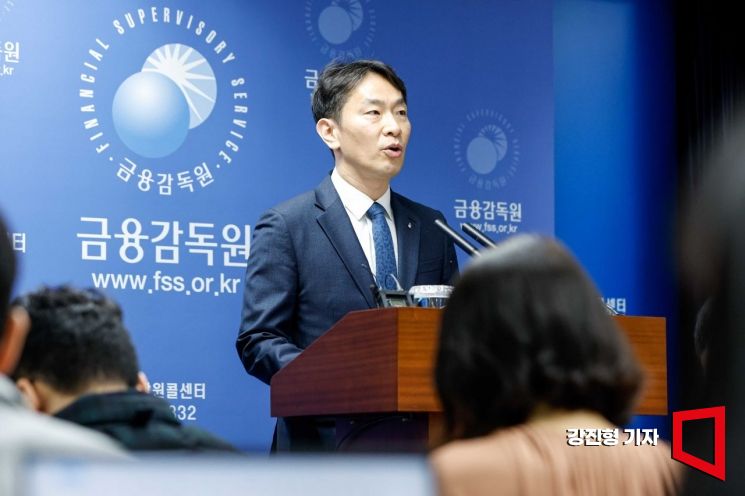 이복현 금융감독원 원장이 11일 서울 여의도 금융감독원에서 홍콩H지수 연계 ELS 대규모 손실 관련 분쟁조정기준안을 발표하고 있다. 사진=강진형 기자aymsdream@