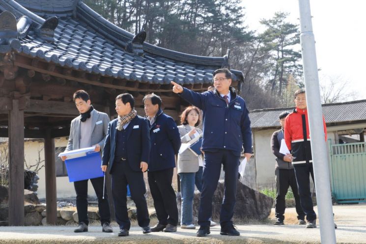 진병영 함양군수가 군정 주요사업장 현장 점검을 하고 있다.