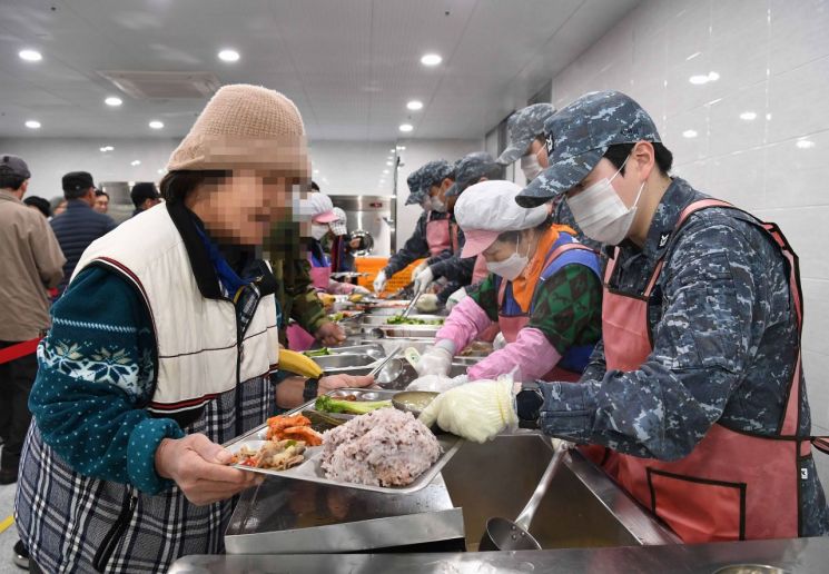 해군 3함대 장병들이 급식 봉사활동을 하고 있다.