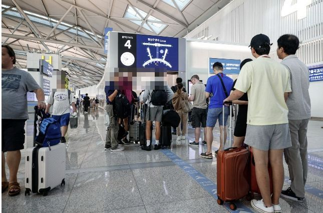 인천국제공항 출국장에서 해외여행객들이 출국을 준비하고 있다.