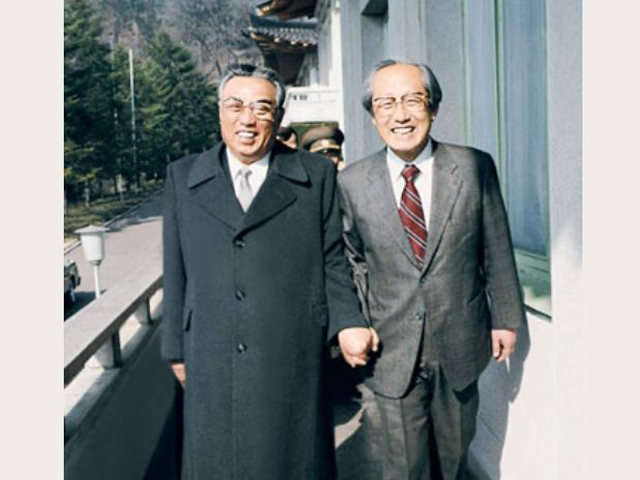 '조국 지지' 문성근, 부친·김일성 손잡은 사진 올렸다