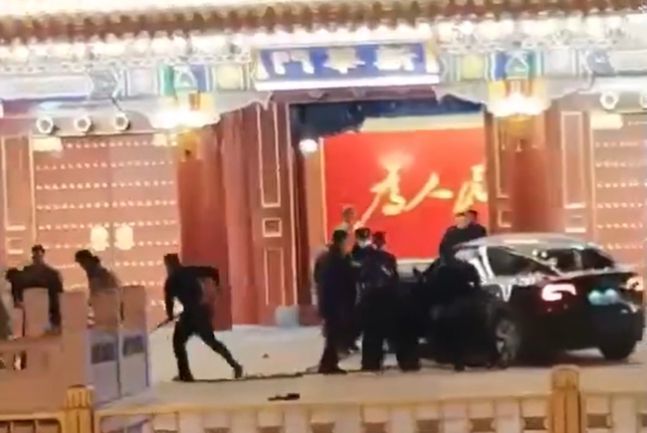 中 시진핑 관저에 차량 돌진..."살인범 공산당" 외침도