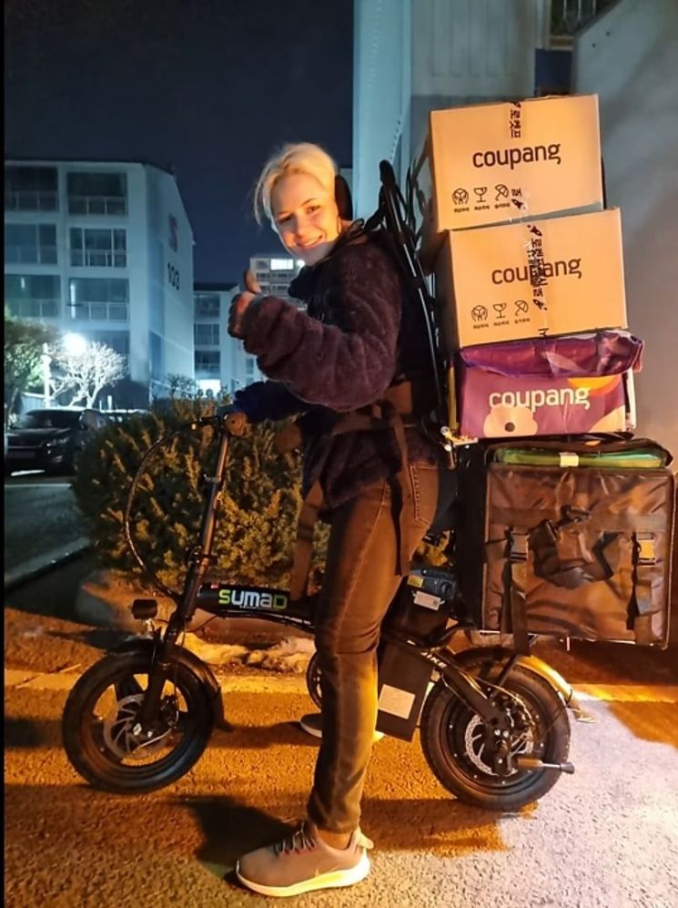 낮엔 남편 간호, 새벽엔 택배 일…25살 러시아 아내 분투기 '뭉클'