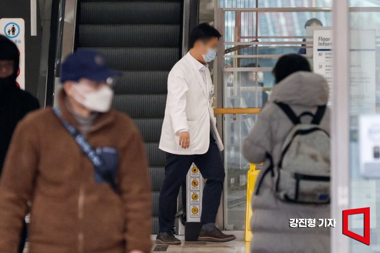 12일 서울 종로구 서울대학교병원에서 의료진이 이동하고 있다. 서울대 의대 교수협의회 비상대책위원회는 의대 정원 증원과 관련해 정부가 합리적 방안 도출에 나서지 않으면 오는 18일을 기점으로 사직서를 제출하겠다고 밝혔다. 사진=강진형 기자aymsdream@