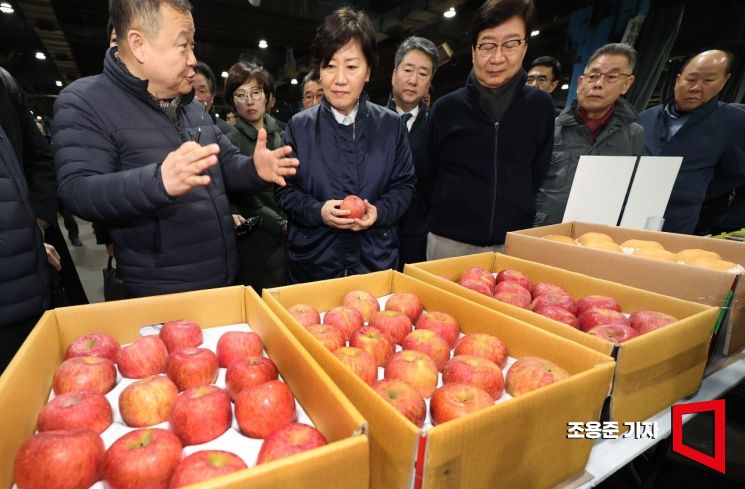 서울 송파구 가락농수산물종합도매시장에서 농산물 수급 현황을 점검하고 있는 송미령 농림축산식품부 장관. 사진=조용준 기자 jun21@