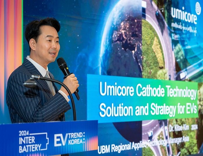 在“InterBattery 2024”上，Umicore亚洲区技术营销总负责人常务 Kim Gitae 发表演讲，介绍了 Umicore 的电动汽车用正极材料技术解决方案和战略。