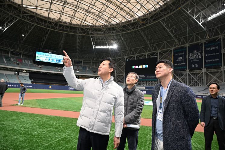 오세훈 서울시장이 '2024 MLB 월드투어 서울 시리즈' 개막전에 앞서 12일 오전 고척스카이돔을 찾아 그라운드를 점검하고, 관계자들과 대화를 나누고 있다. 왼쪽부터 오세훈 시장, 김영환 서울시 체육정책국장, 송선재 MLB 코리아 지사장, 이용노 서울시설공단 문화체육본부장. [사진출처=서울시]
