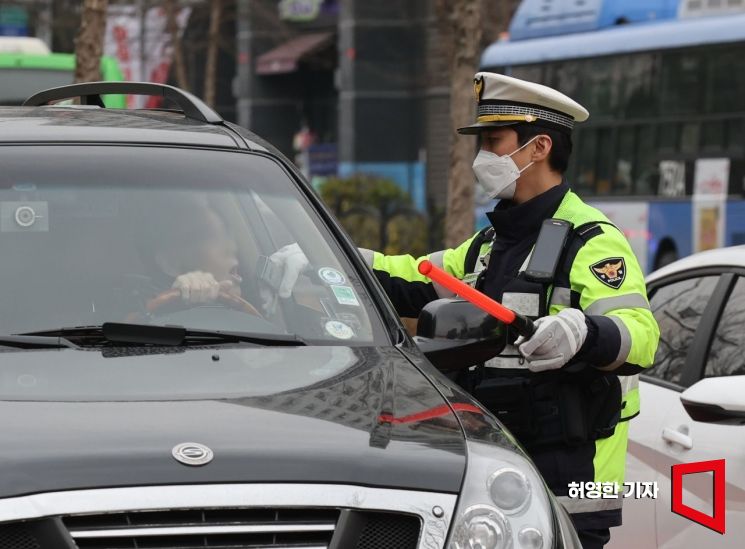 12일 오후 서울 상암동 한 어린이보호구역 내에서 경찰이 음주 단속을 하고 있다.  [사진=허영한 기자]