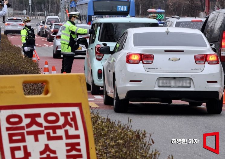 12일 오후 서울 상암동 한 어린이보호구역 내에서 경찰이 운전자를 멈춰세우고 있다.  [사진=허영한 기자]