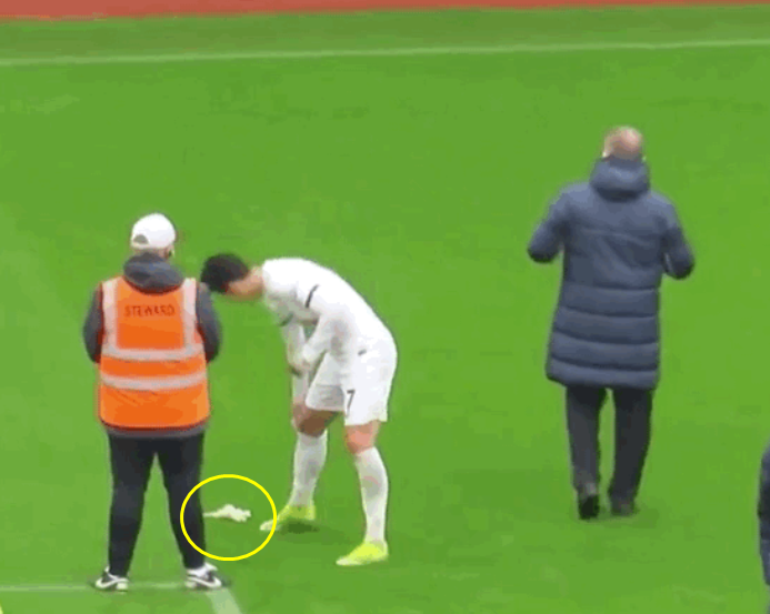 원정경기장 쓰레기 주운 손흥민, 외신도 팬들도 인성에 감탄