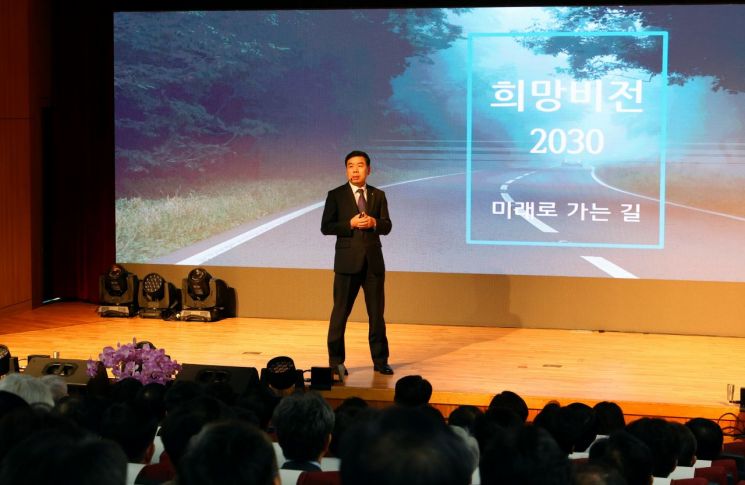 박종길 근로복지공단 이사장이 ‘희망비전2030’ 혁신 결의대회에서 강연하고 있다.