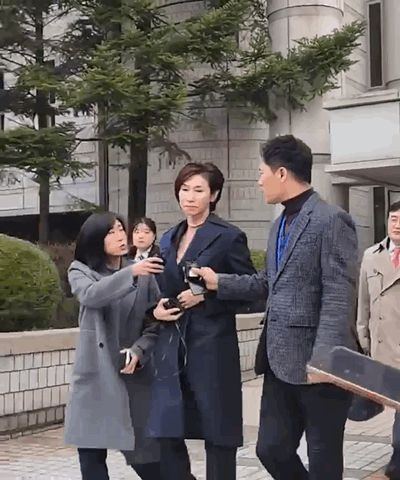 노소영 아트센터 나비 관장이 12일 오후 서울 서초구 서울고등법원에서 열린 최태원 SK그룹 회장과의 이혼 소송 항소심 공판을 마친 뒤 법원을 나서고 있다. [사진=최서윤 기자]