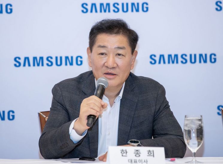 한종희 삼성전자 대표이사 부회장이 지난 1월9일(현지시간) 미국 라스베이거스 CES 2024 현장에서 열린 국내 기자간담회에서 기자들의 질문에 답변하고 있다.[사진출처=연합뉴스]