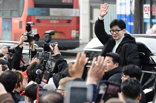 국민의힘 한동훈 비상대책위원장이 12일 오후 서울 영등포구 타임스퀘어 앞 광장에서 시민들에게 인사하고 있다. [이미지출처=연합뉴스]