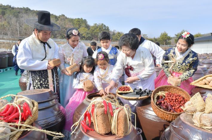 전북 순창군과 순창발효관광재단이 진행하는 장담그는날 행사와 도시민 장독대 분양 사업. [사진제공 = 순창군]